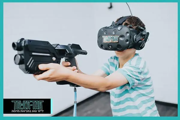 ילד משחק VR