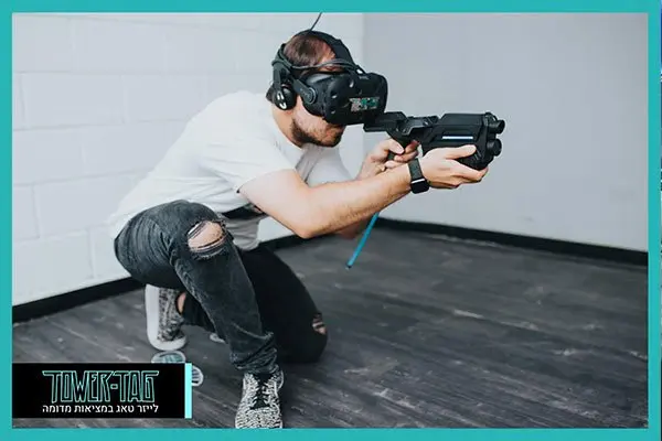 שחקן עם ציוד VR